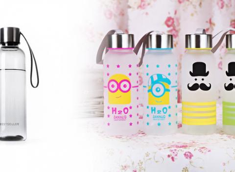 Vykašlite sa na obyčajné PET fľaše a pite vodu štýlovo. S fľašou, ktorá je nielen farebná, má zaujímavé vrecko, a neobsahuje BPA.