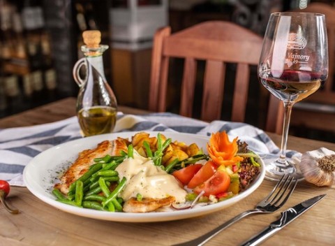 Kurací steak so zeleninou alebo omáčkou a pohárom vína pre 2 osoby v Pizza & grill Búdková.