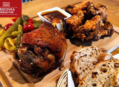 Pečené koleno a pikantné krídelká  pre 2-4 osoby v novootvorenej reštaurácii Srdcovka Urban Pub.