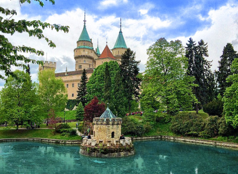 Kúpele Bojnice v hoteli s polpenziou a fitness – varianty s wellness a špeciálny pobyt pre seniorov.