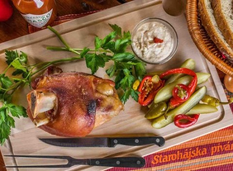 Chrumkavé pečené koleno s prílohou – 1,8 kg pre dvoch v Starohájskej pivárni.