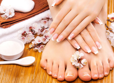 Nový gél-lak, akrylové nechty či suchá pedikúra s One step gél lakom v salóne Beauty Studio Central.