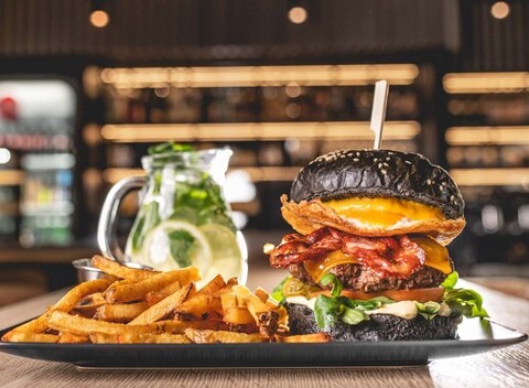Black burger s domácimi hranolkami a limonádou v petržalskom COFFEE & FOOD BAR KONTAJNER.