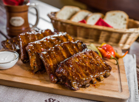 Chrumkavé pečené rebrá v v sladko-pikantnej marináde v Starohájskej pivárni.