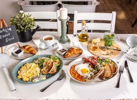 Naplánujte si celý deň, ktorý odštartujete s poriadnou dávkou energie - raňajky pre dvoch v Buddies.