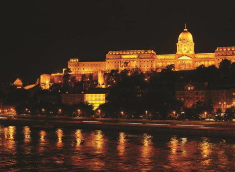 Valentínsky pobyt v centre Budapešti, 4* hotel na 2 noci pre dvoch s raňajkami či polpenziou.