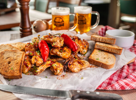 Kuracie krídelká sweet chilli s dvoma malými pivami v Reštaurácii U Susedov.