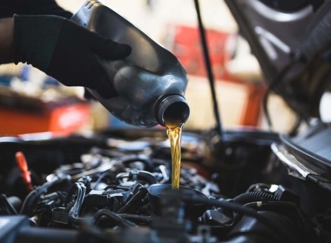 Výmena oleja a olejového filtra s materiálom a servisná prehliadka vášho automobilu v Bwoah service.