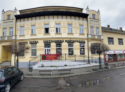Secesný historický Hotel TATRA v centre Malaciek - komfortné ubytovanie a medzinárodná kuchyňa.