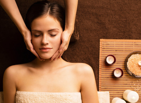 Masáž tváre s rôznymi kozmetickými ošetreniami iba pre dámy v Relaxačnom salóne.
