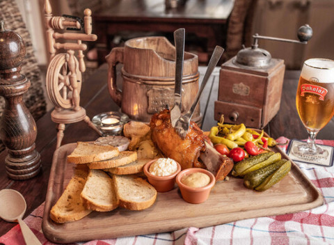Pečené bravčové koleno s chlebom a oblohou pre 1 osobu vo Vínnej muške.