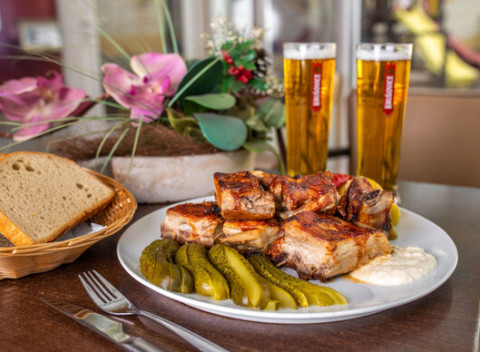 Chrumkavé grilované rebrá a dve malé pivá v útulnej reštaurácii Zlatej Lipe.