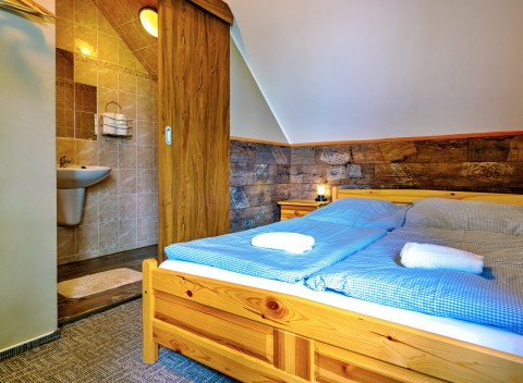 Južná Morava v Penzióne U Tří Jasanů so saunami, prehliadkou kláštora, ochutnávkou vín a polpenziou.