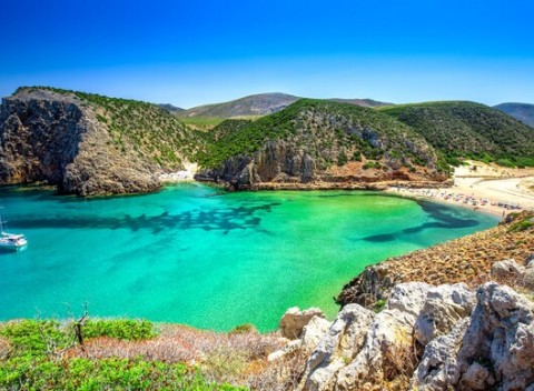 Kúpanie a spoznávanie čarovných ostrovov Sardínia a Korzika letecky z Bratislavy.