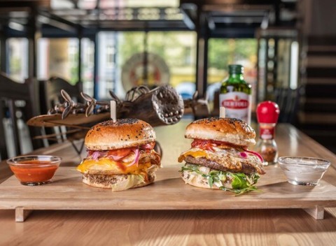 Hovädzí alebo kurací burger + Kofola alebo pivný špeciál v BEER ARENA ŠANCOVÁ.