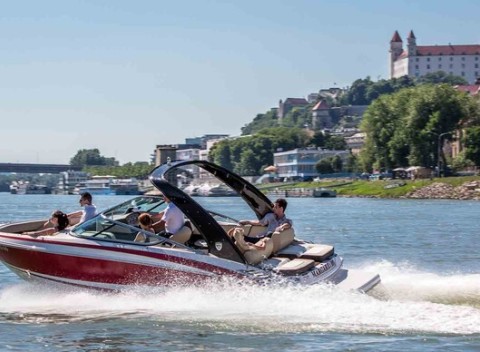 Čarovný pohľad na Bratislavu z paluby motorového člna pre 6 osôb, podľa vami zvolenej trase.