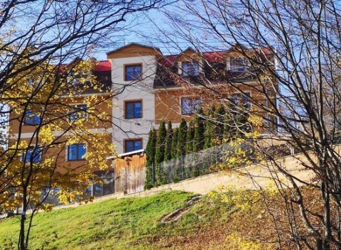 Skorá jar s rodinou v Penzióne Bezovec*** s polpenziou, wellness, procedúrou a výletom do Hornej Dolnej.