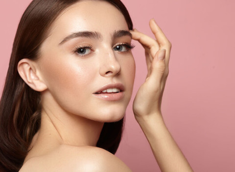 Líčenie denné, večerné, extravagantné alebo formovanie a farbenie obočia.