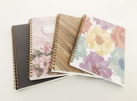 Ročný plánovač s vlastnou potlačou. Diár/plánovač na 12 mesiacov s vlastným motívom.