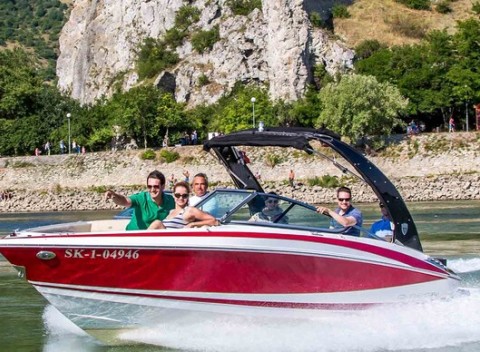 Čarovný pohľad na Bratislavu z paluby motorového člna pre 6 osôb, podľa vami zvolenej trase.