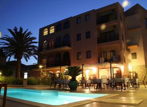 Vitajte v malom, rodinnom 3* hotelíku Villa Stari Dvor na čarovnom mieste ostrova Ugljan a prežite nádgernú dovolenku s možnosťou potápania.