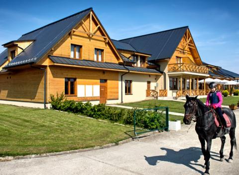 Rodinný, romantický alebo pobyt s jazdou na koni v hoteli Rozálka***. Oddych v obkolesení kopcov, lesov a jazera. Na skok od Bratislavy. 