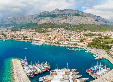 Makarská riviéra s ubytovaním vo väčších izbách Vily Marta, dopravou a možnosťou polpenzie.