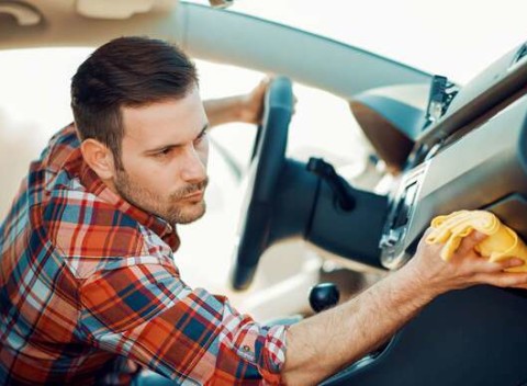 Čistenie interiéru vozidla.  V zvonka lesknúcom sa a zvnútra čistom vozidle je jazda príjemnejšia.