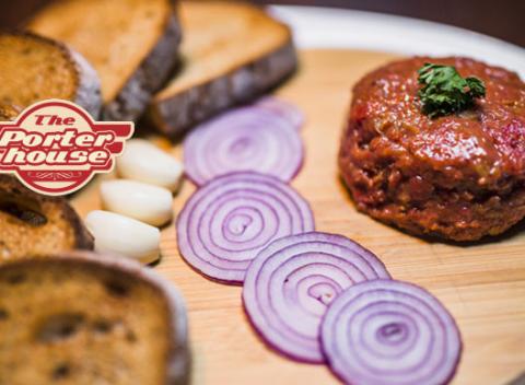 Ozajstná gurmánska lahôdka. 100 g tatarák z pravej hovädzej sviečkovice a 6 ks hrianok, ktorý si v PorterHouse môžete namiešať sami.
