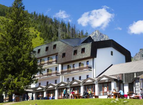 Bývať priamo pod Tatrami s epickým výhľadom na Slavkovský štít to zažije naozaj len málokto. Rodinná dovolenka v Horskom hoteli Hrebienok.