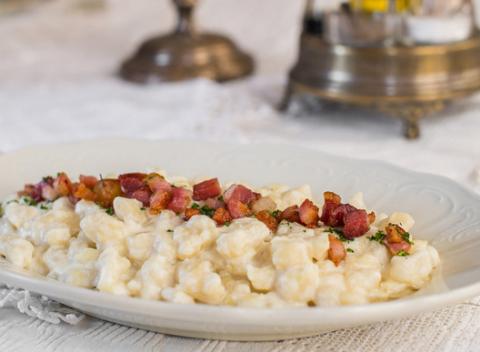 Tradičné bryndzové halušky s chrumkavou slaninkou alebo pirohy. Poďte na národné špeciality do Štefánky, ktorá dýcha minulosťou.