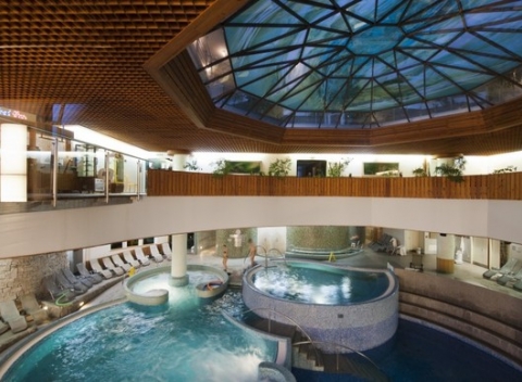 Neobmedzený zážitkový wellness pobyt s polpenziou pre celú rodinu v hoteli MenDan**** v maďarskom meste Zalakaros neďaleko jazera Balaton.