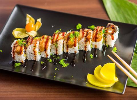 Sushi set podľa výberu sushi majstra. Originálny vzhľad - pastva pre oči, lahodná chuť poteší chuťové poháriky a príjemná vôňa pošteklí nos.