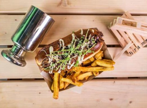 Hot dogy s hranolkami od obľúbenho Bramm. Teraz v novej prevádzke v Košiciach.