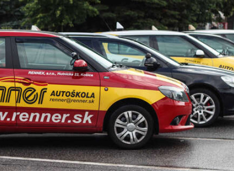 Autoškola RENNER: Zvýhodnená cena kurzu autoškoly, bonus dostanete kompletné výukové USB.
