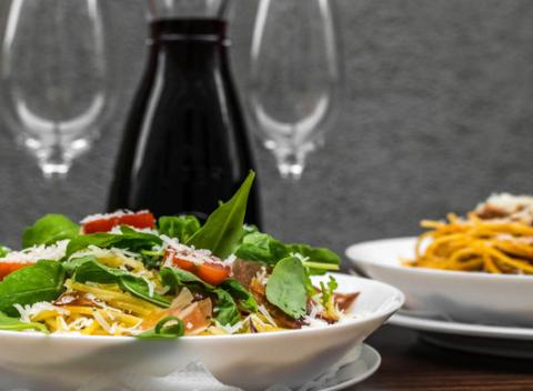 Pochutnajte si na romantickej talianskej večeri. Cestoviny alebo lasagne s vínom či limonádou na Klariskej v Da Vinci Bistro&MORE.