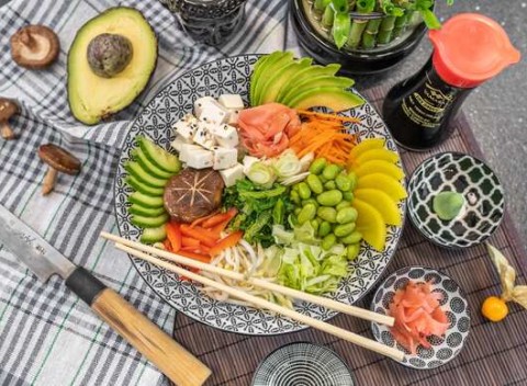 Fugu Sushi: Kúsok najkrajších a najchutnejších ingrediencií Japonska v jednej miske.