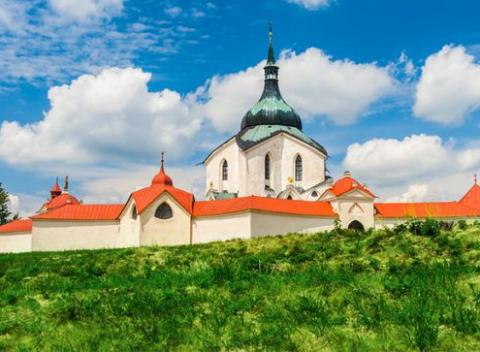 Opustite na chvíľu domov a vydajte sa za novými zážitkami na Vysočinu do Žďáru nad Sázavou, kde vás čaká 3* hotel s polpenziou a masážou.