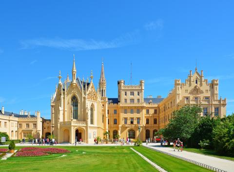 Vydajte sa na dovolenku na južnú Moravu do hotela Čech***, užite si večer v romantickej vinárni, poriadnu zábavu a okoštujte moravské víno.