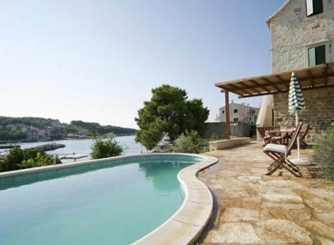 Vezmite rodinu či priateľov a vyberte sa na dovolenku do Chorvátska. Luxusné súkromné vily s bazénmi na prekrásnom ostrove Brač.