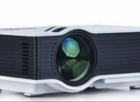 Zábava na veľkej ploche! LED projektor prináša do vášho domova zážitky skutočného kina, hernú zábavu a sledovanie športových prenosov. 