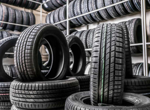 Kompletné prezutie pneumatík s vyvážením alebo prehodenie obutých kolies.