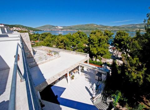 Dovolenka plná pohody a relaxu na krásnom chorvátskom ostrove Čiovo. Pobyt v Hoteli Sveti Križ pár metrov od pláže s polpenziou a bazénom.