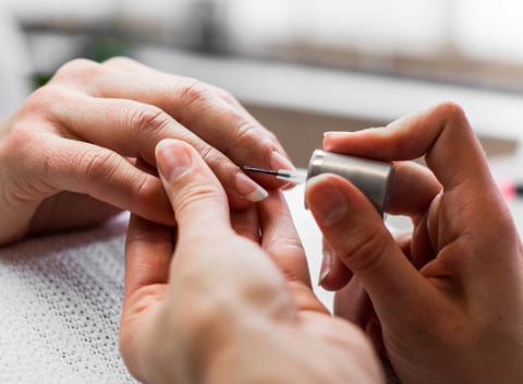 Krásne a upravené nechty sú pýchou každej ženy. Doprajte si japonskú manikúru alebo manikúru s lakovaním v Lymfo Beauty Centrum.