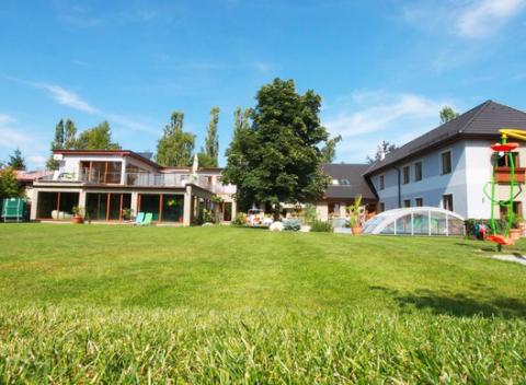 Zábava a relax v rodinnom penzióne Aqua & Wellness Resort Alžbeta v Demänovskej doline na Liptove so 4 druhmi bazénov a polpenziou.