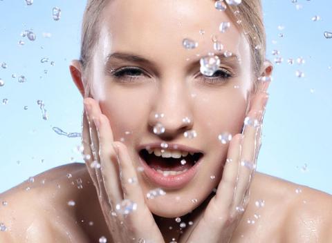 Kozmetické ošetrenie prístrojom Aqualux a kozmetikou Alcina. Vaša tvár ešte viac zažiari, bude hydratovaná, omladená a ako znovuzrodená.  