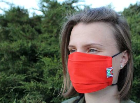 Dvojvrstvové bavlnené rúška s ľudovým motívom. Stavte na kvalitu – 100 % bavlna, dve vrstvy a vrecko.