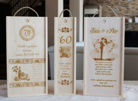 Drevená darčeková krabica na víno s laserovým gravírovaním.