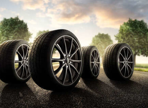 Kompletné prezutie s vyvážením a kontrola technického stavu vozidla.