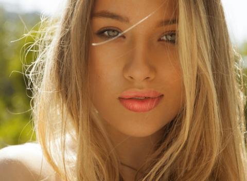 Doprajte si rande sama so sebou a nechajte vaše vlasy vyniknúť. Nový strih, svieža farba a regeneračná kúra podľa typu vlasov.